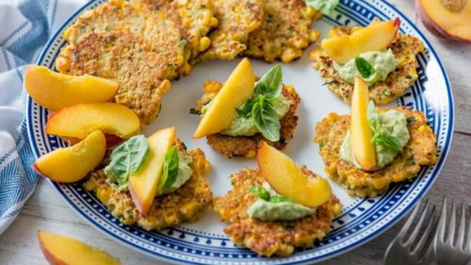 Galettes de quinoa, maïs et tranches de pêches fraîches 
