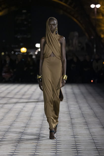 Look 16&nbsp;du d&eacute;fil&eacute; Saint Laurent