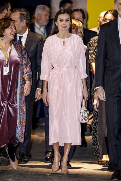 Letizia d'Espagne en robe midi rose Moisés Nieto et talons nude Prada