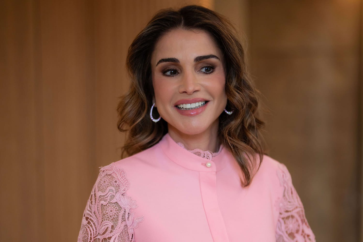 At 55, Rania de Jordan proves that a simple thing is enough to make an unforgettable black outfit