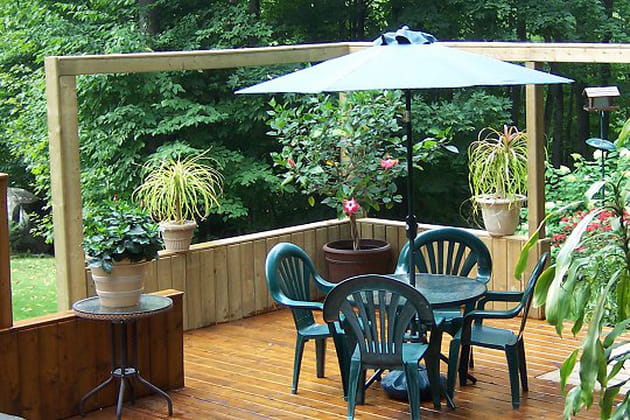 Une terrasse avec spa
