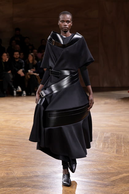 Robe noire et empiècements en cuir aperçue sur le défilé Junya Watanabe