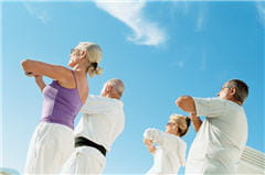 le yoga peut se pratiquer seul ou en groupe.