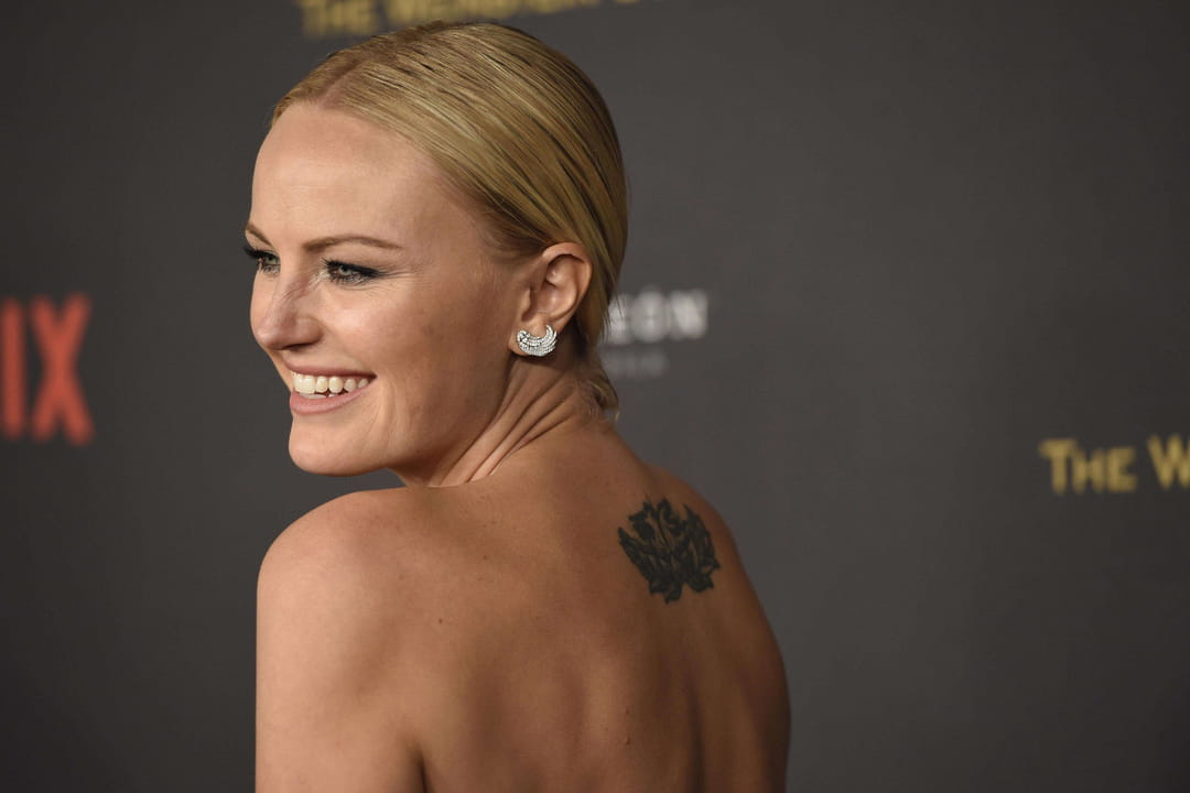 La fleur de lotus tatouée dans le dos de Malin Akerman