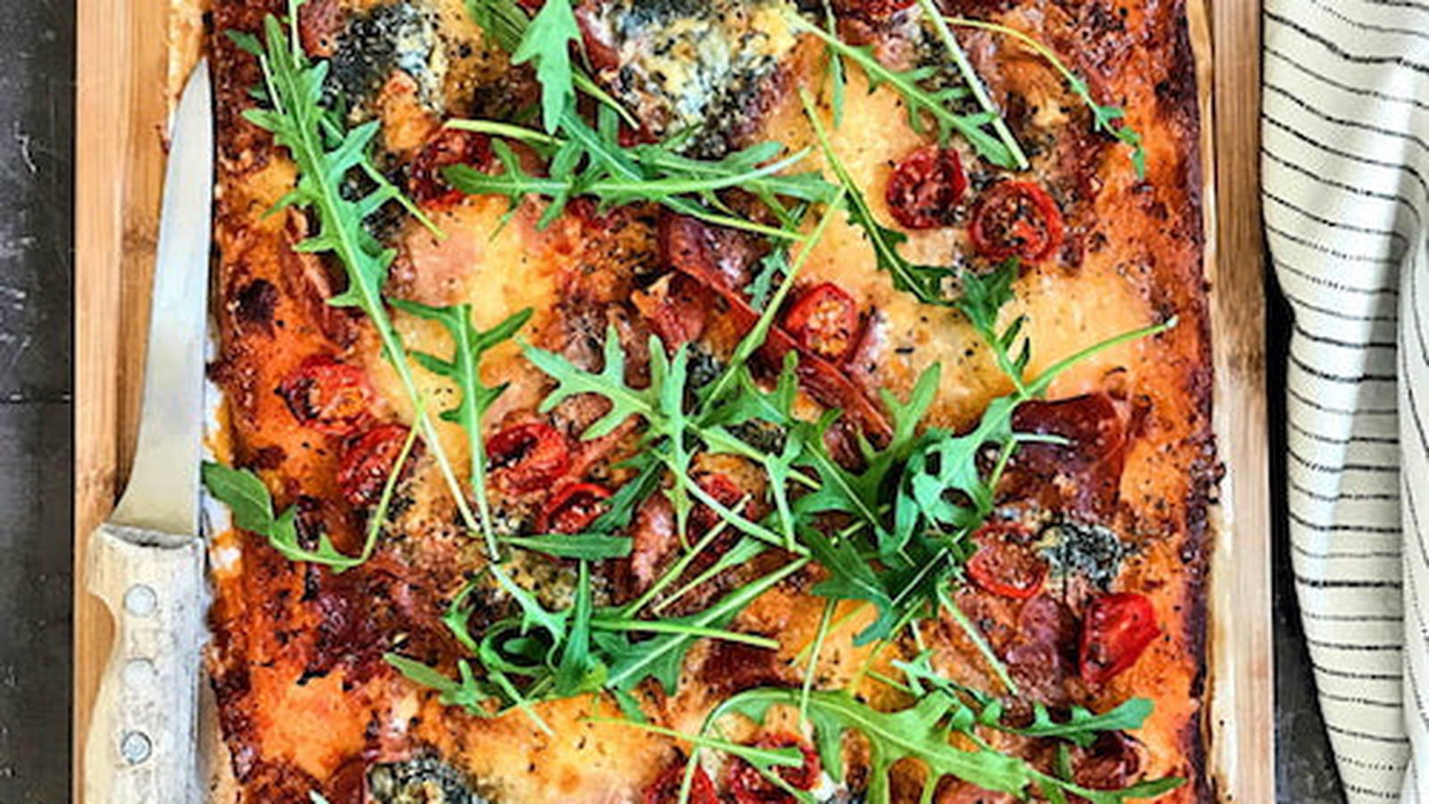 Pizza au jambon cru et fromage