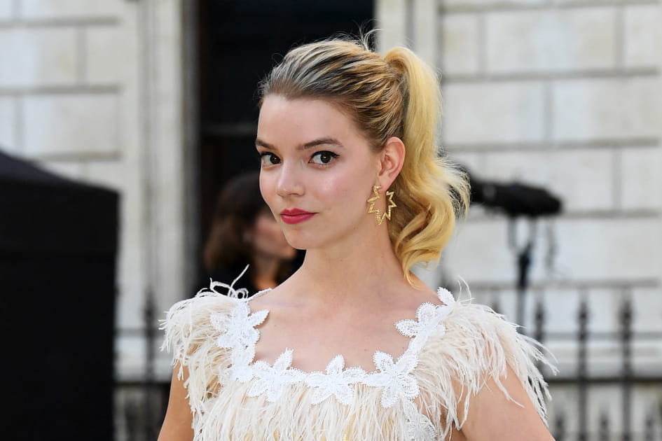 La queue de cheval ondul&eacute;e d'Anya Taylor-Joy