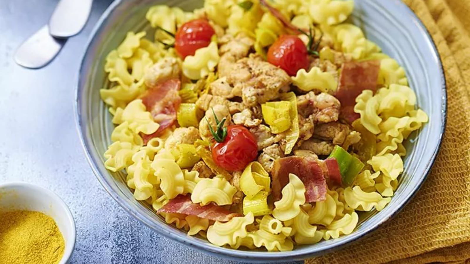 Curry de Coquillettes royales au poulet, poireaux et lait de coco