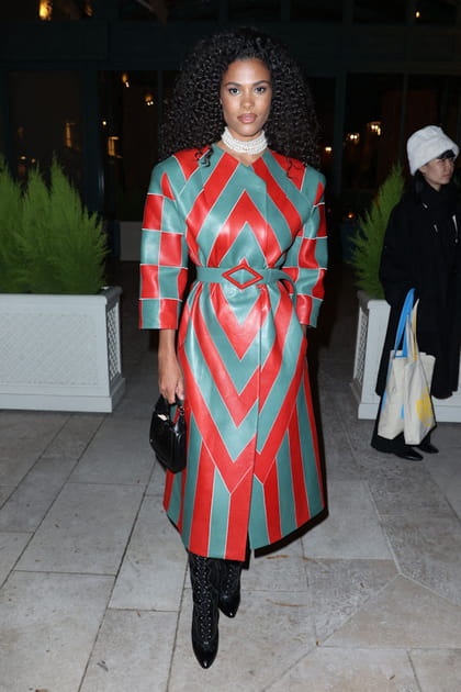 Tina Kunakey en manteau à motifs rouges et bleus Gucci