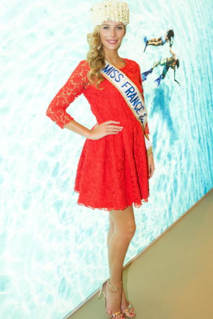 Camille Cerf en robe rouge en dentelle