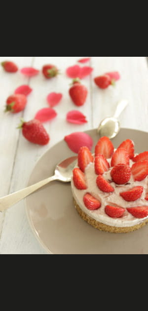 Entremet du printemps, &agrave; la fraise et &agrave; la rose