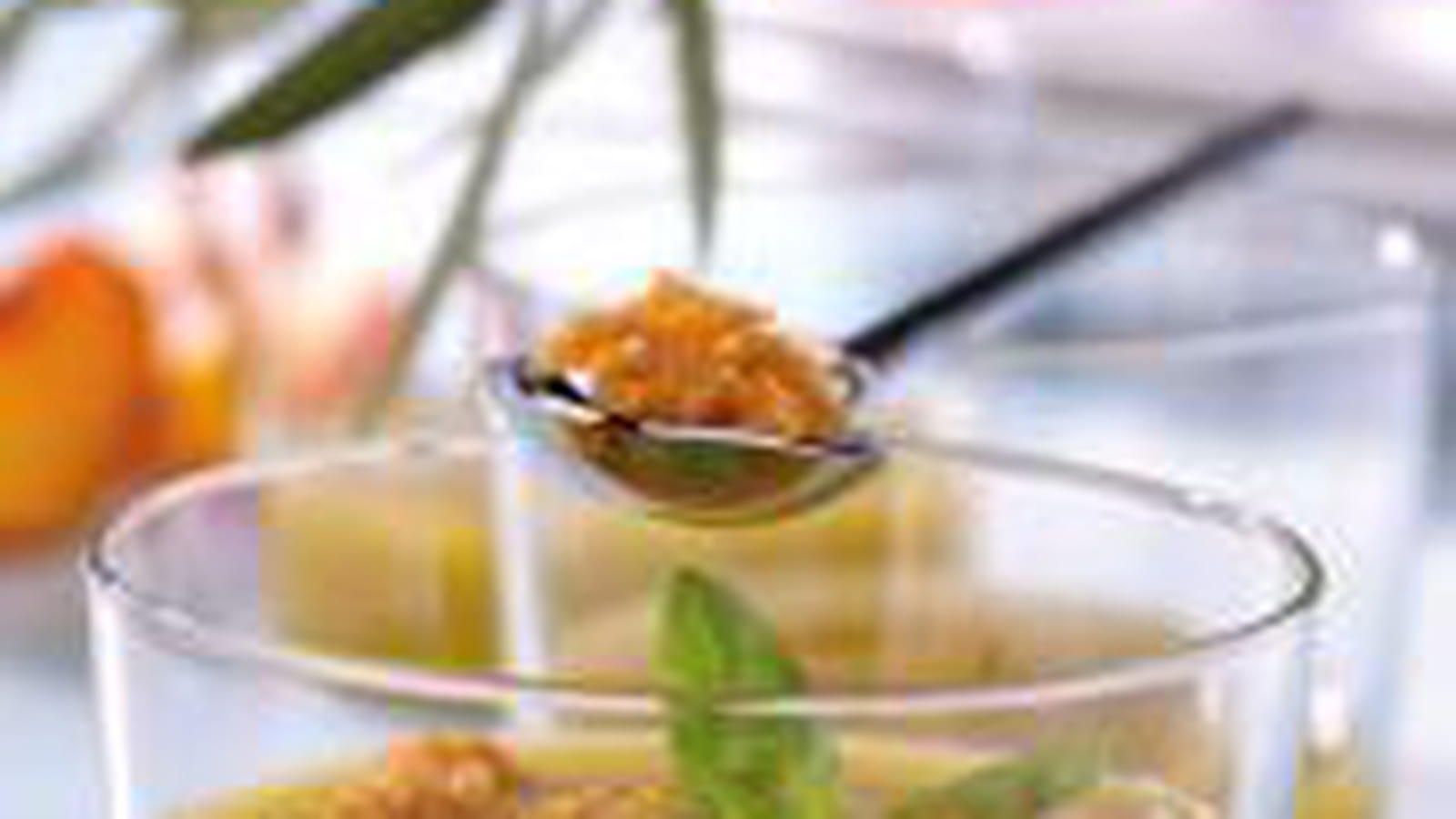 Gaspacho de nectarines au pain d'épice et au basilic