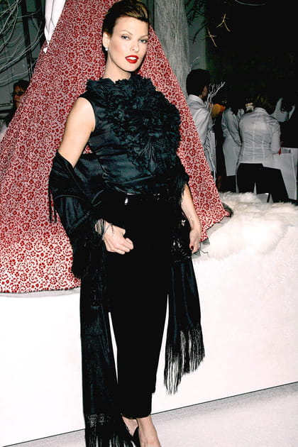 Linda Evangelista en total look noir