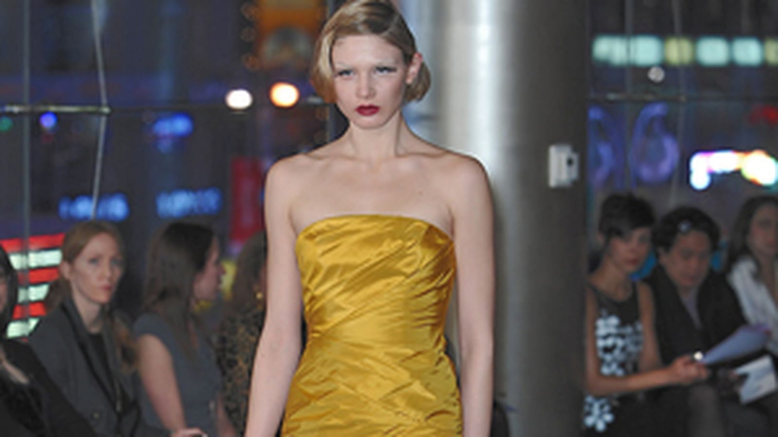 Robe bustier jaune de Carmen Marc Valvo