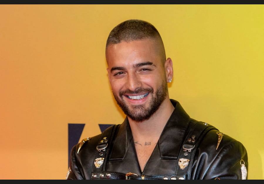 Les cheveux bruns de Maluma