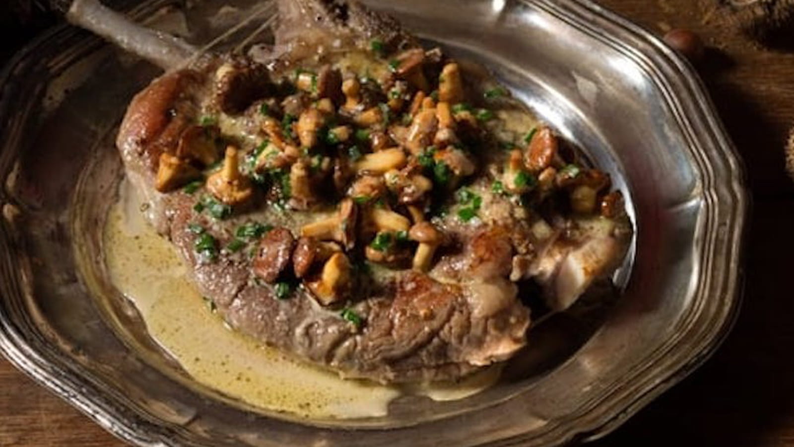 Côte de veau rôtie au beurre de sauge, girolles boutons de guêtre sautées au jus