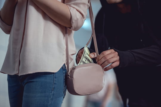 Cette fa&ccedil;on de porter son sac &agrave; main dissuade syst&eacute;matiquement les pickpockets