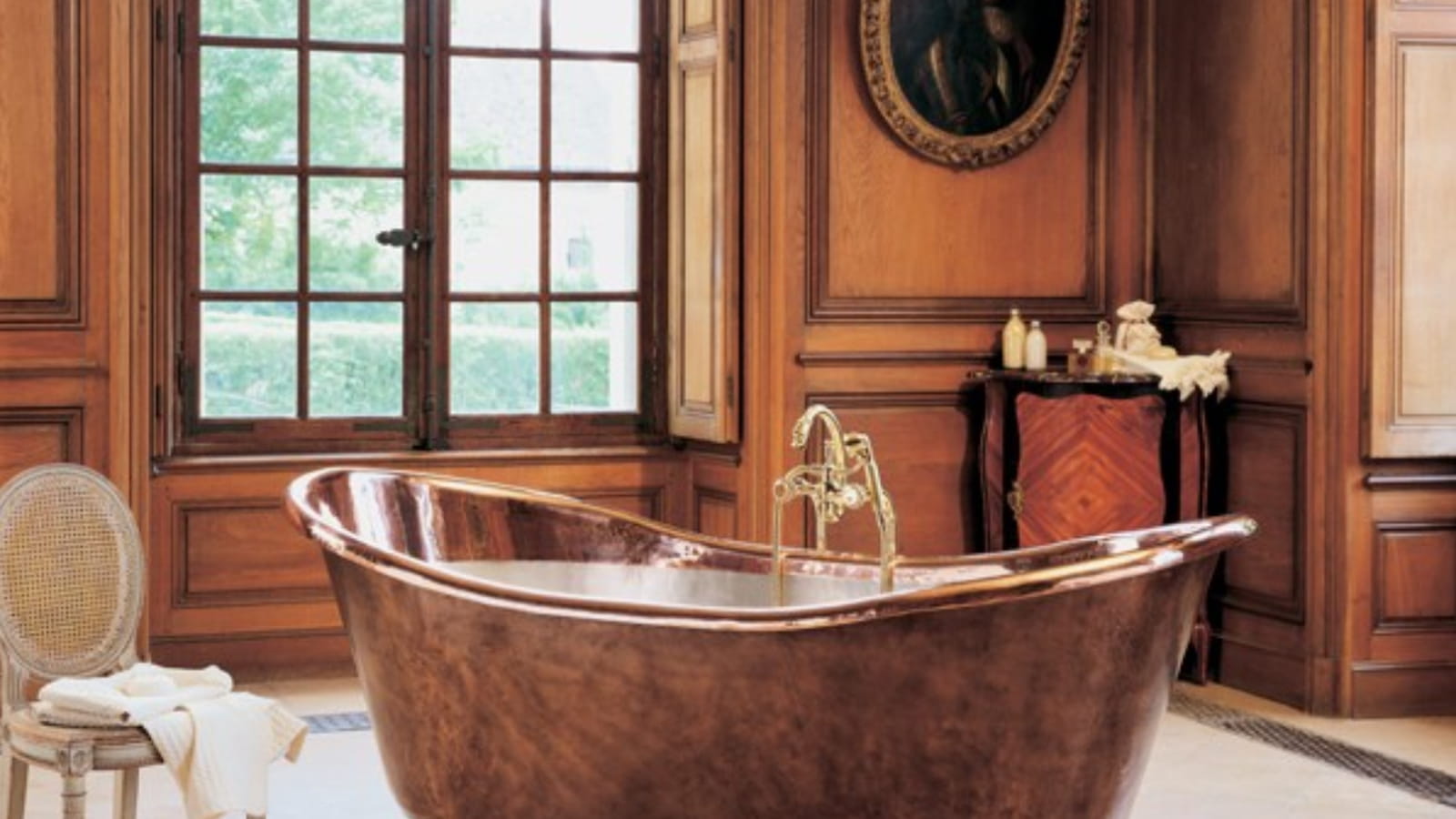 Une baignoire îlot en cuivre 