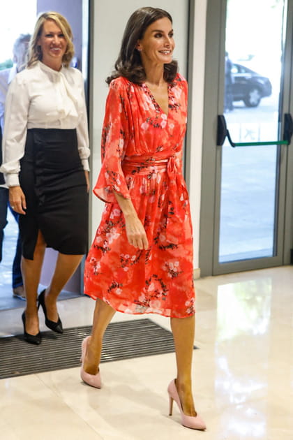 Letizia d'Espagne en robe rouge fleurie