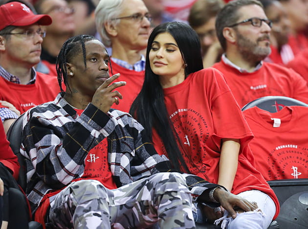 Kylie Jenner fait les yeux doux à Travis Scott