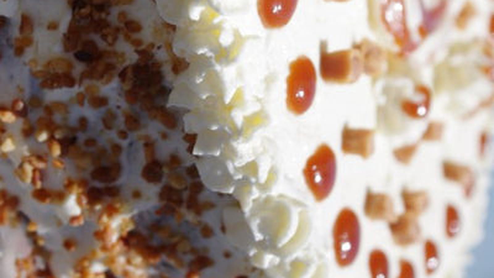 Gâteau au yaourt au caramel au beurre salé et pommes