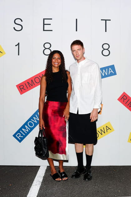 Ysaora Thibus en jupe rouge et top noir et Race Imboden en jupe noire et chemise blanche &agrave; la soire Rimowa