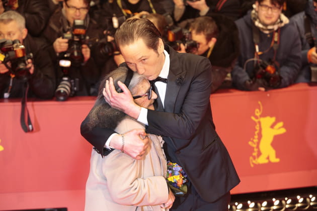 Câlin sur tapis rouge