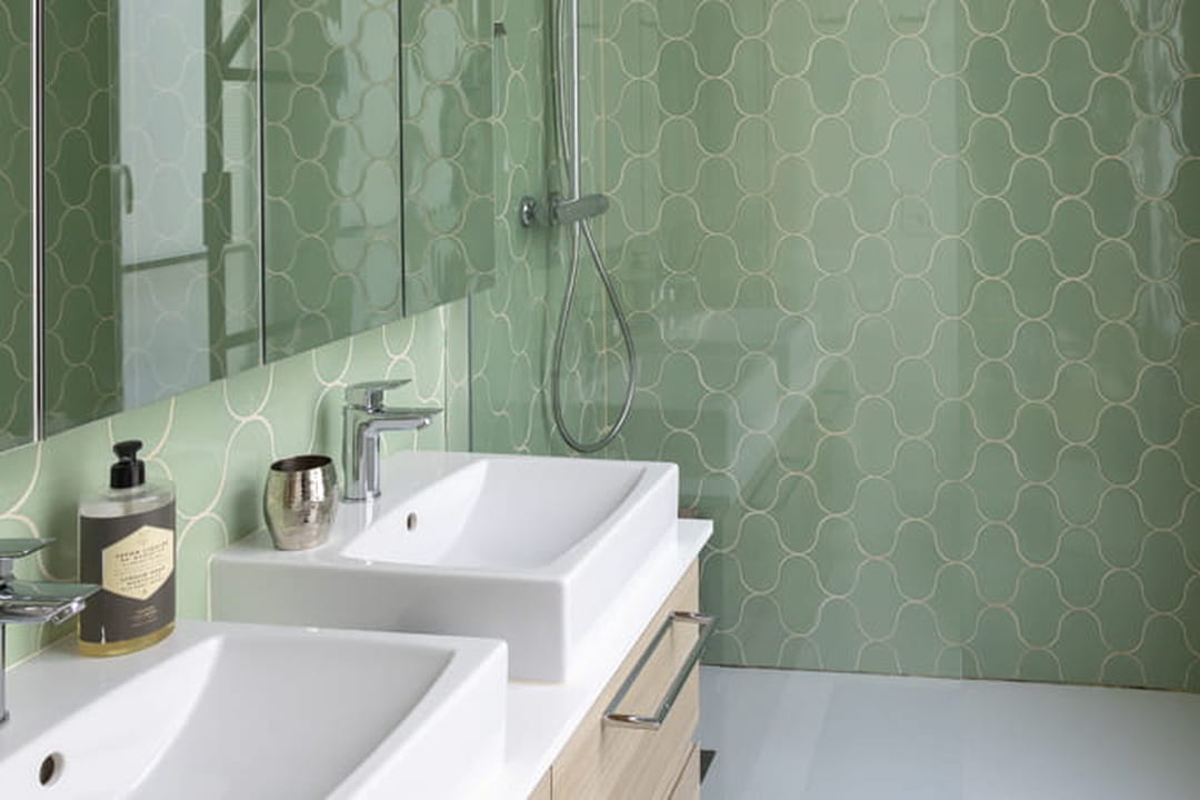 Carrelage vert d'eau au mur de la salle de bains moderne