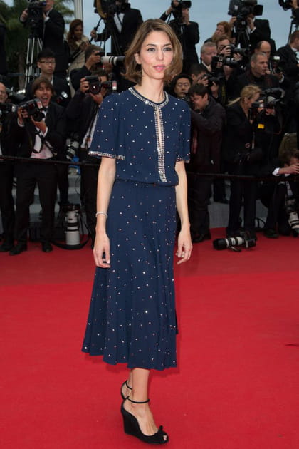 Sofia Coppola en robe fluide bleu marine imprimée