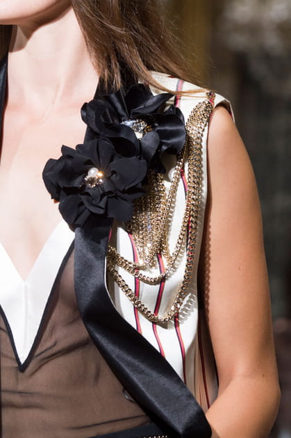 Les broches fleurs et cha&icirc;nes du d&eacute;fil&eacute; Lanvin