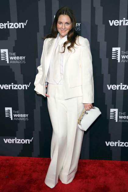 Drew Barrymore en costume blanc