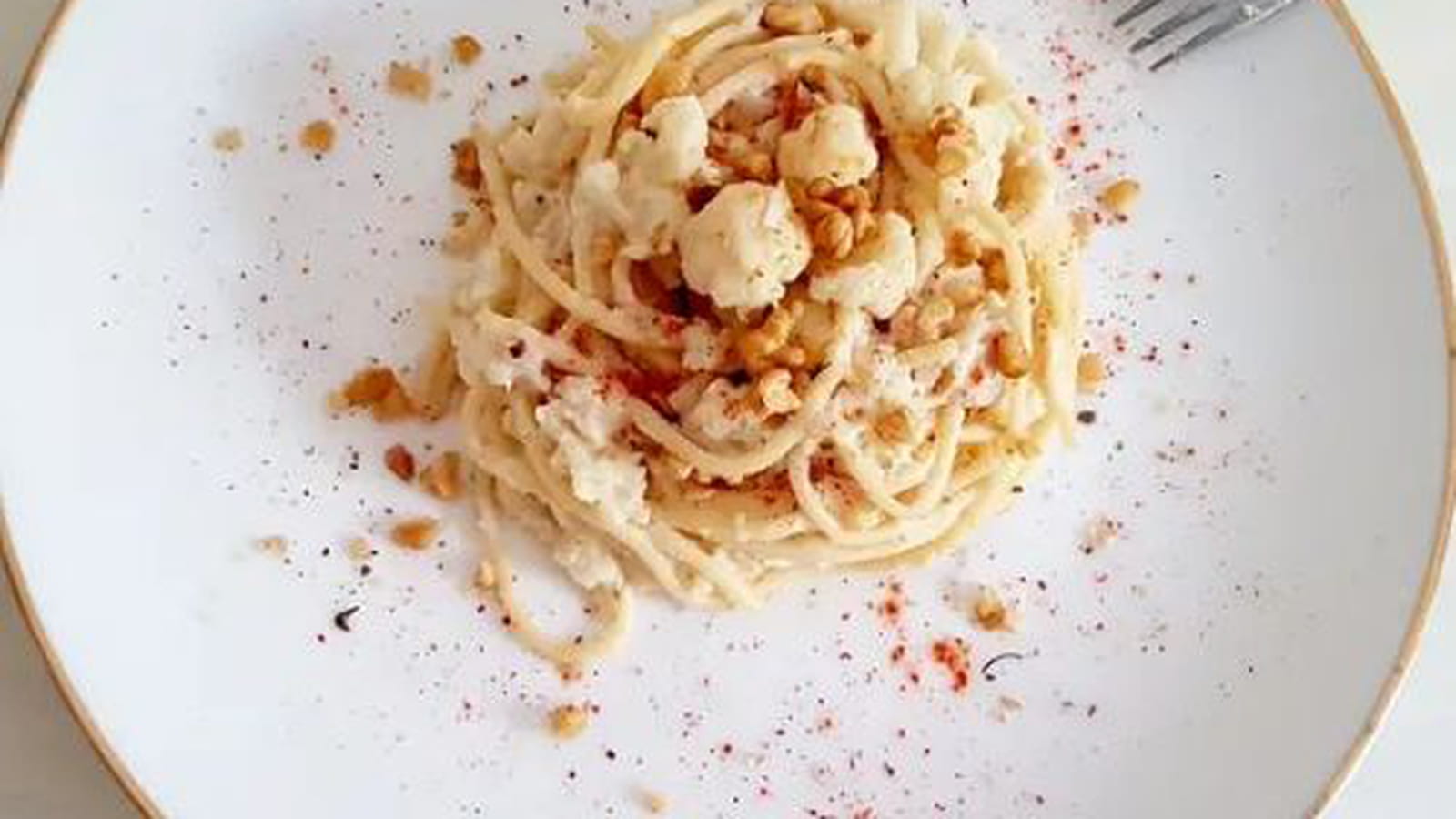 Spaghettis chou fleur, noix et piment d'espelette