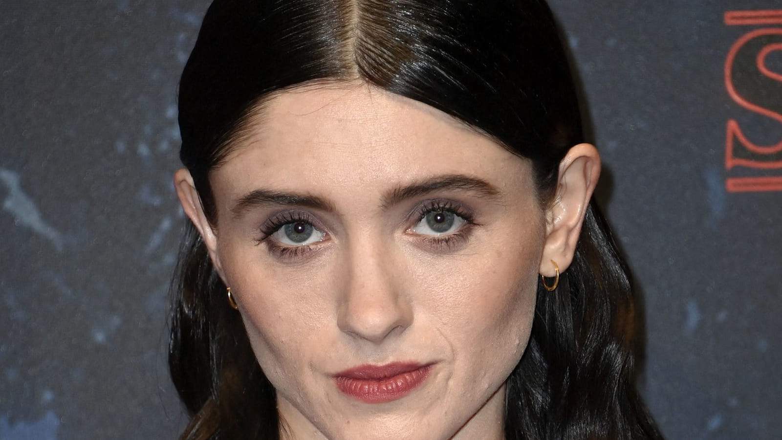 Natalia Dyer en brune