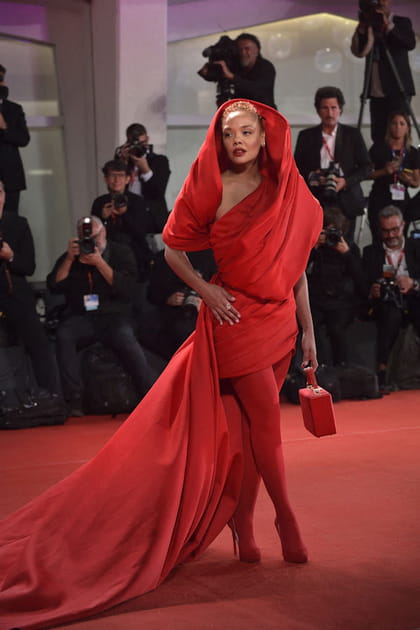 Tessa Thompson en robe rouge drap&eacute;e Elie Saab