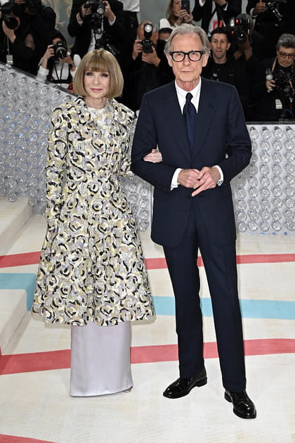 Anna Wintour en manteau à broderies Chanel et longue robe ivoire