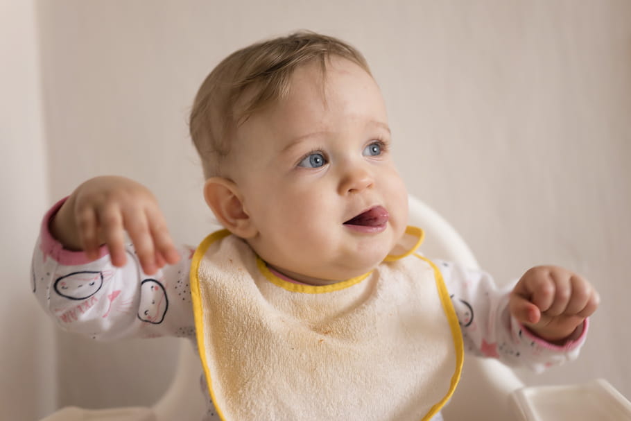 Pourquoi bébé tire-t-il la langue ?
