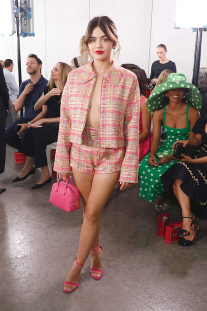 Lucy Hale en ensemble short et veste &agrave; carreaux rose, bleu et jaune au d&eacute;fil&eacute; Carolina Herrera printemps-&eacute;t&eacute; 2024
