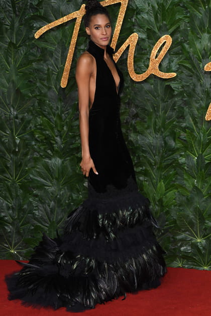 Cindy Bruna en robe longue noire au décolleté plongeant