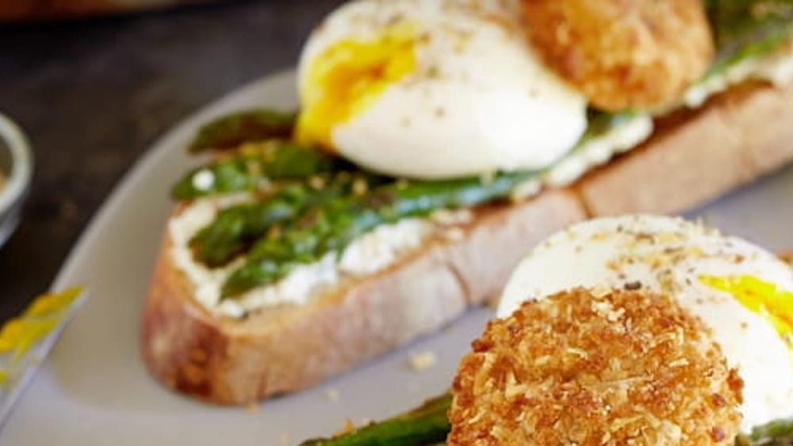 Tartine d’asperges grillées, œuf poché, sel aromatisé et palet fromager Père Dodu à l’emmental