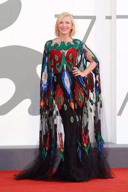 Cate Blanchett en robe moulante multicolore à manches XXL transparentes