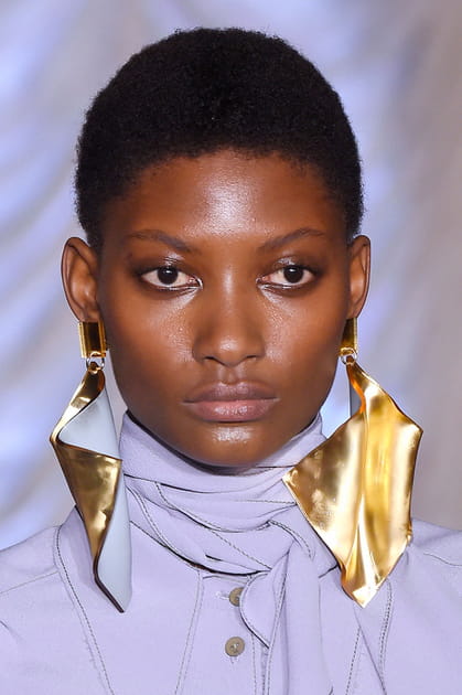 Les boucles d'oreilles oversie dor&eacute;es du d&eacute;fil&eacute; Veronique Leroy
