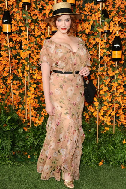 Christina Hendricks en robe fleurie ceintur&eacute;e