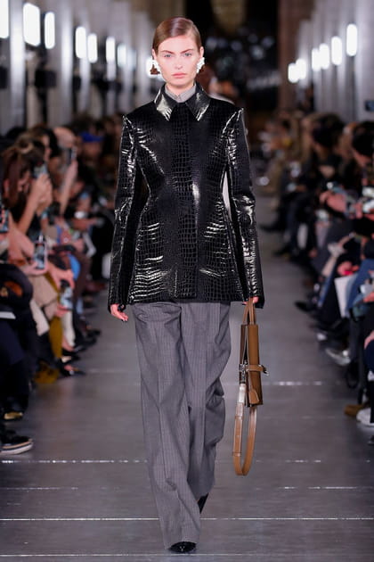 Veste noire en cuir emboss&eacute; croco et pantalon loose gris aper&ccedil;us&nbsp;sur le d&eacute;fil&eacute; Tory Burch