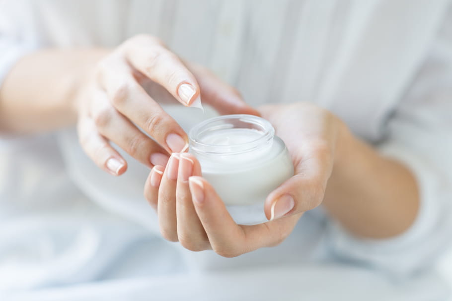 Crème anti-rides à 40 ans : laquelle choisir et comment l'appliquer ?