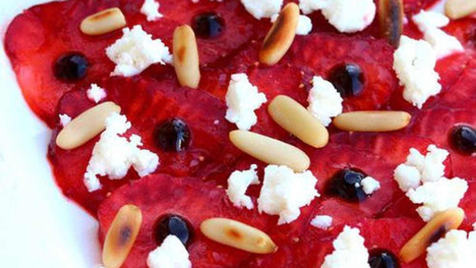Carpaccio de fraises, feta et pignons de pin