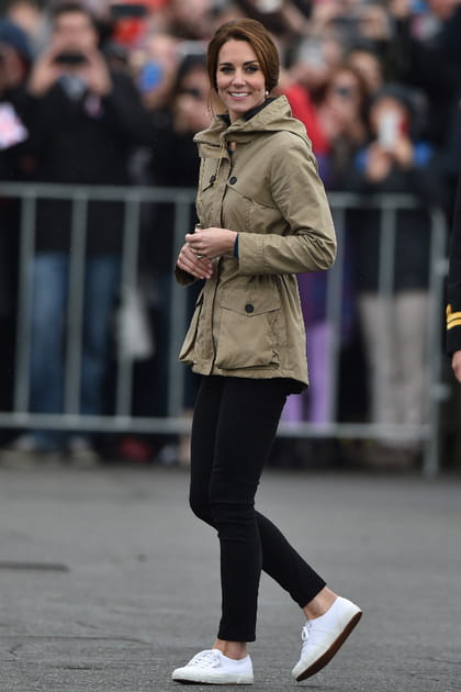Kate Middleton en veste militaire et baskets