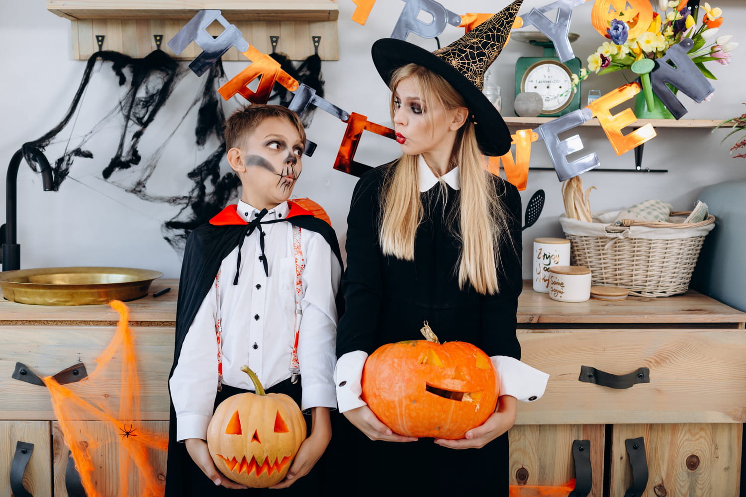 the true origin, traditions, costumes and films to watch to thrill with the family