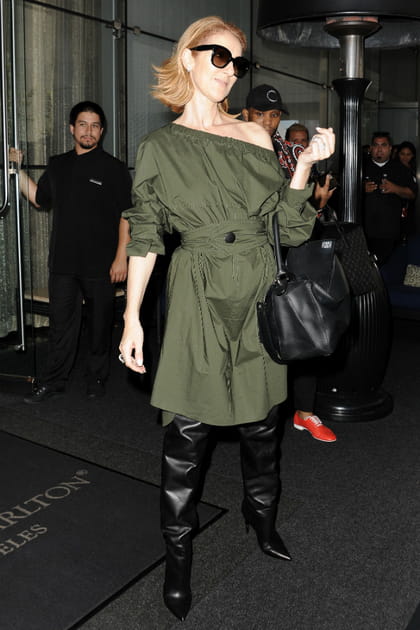Céline Dion en robe kaki asymétrique et cuissardes noires