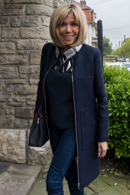 Brigitte Macron en veste bleue à fermeture zippée et écharpe bicolore