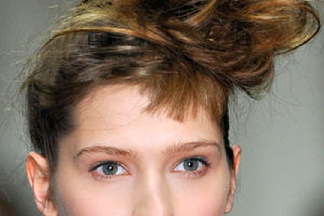 Coiffure de soirée : le bun coiffé-décoiffé