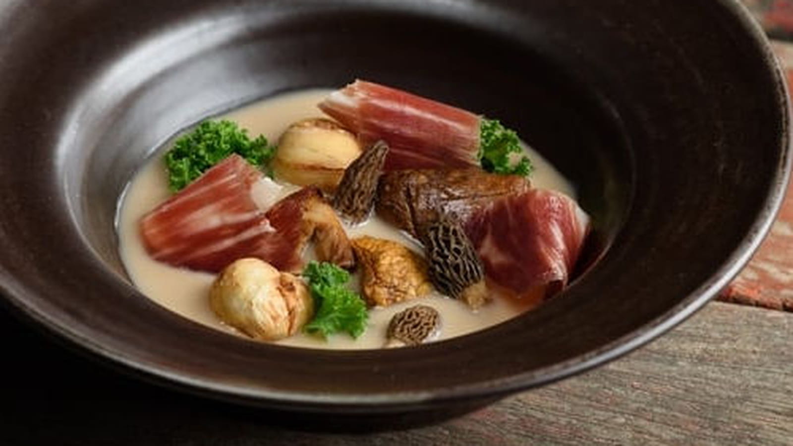 Soupe aux châtaignes, champignons, chou frisé kale et jambon ibérico Cinco Jotas